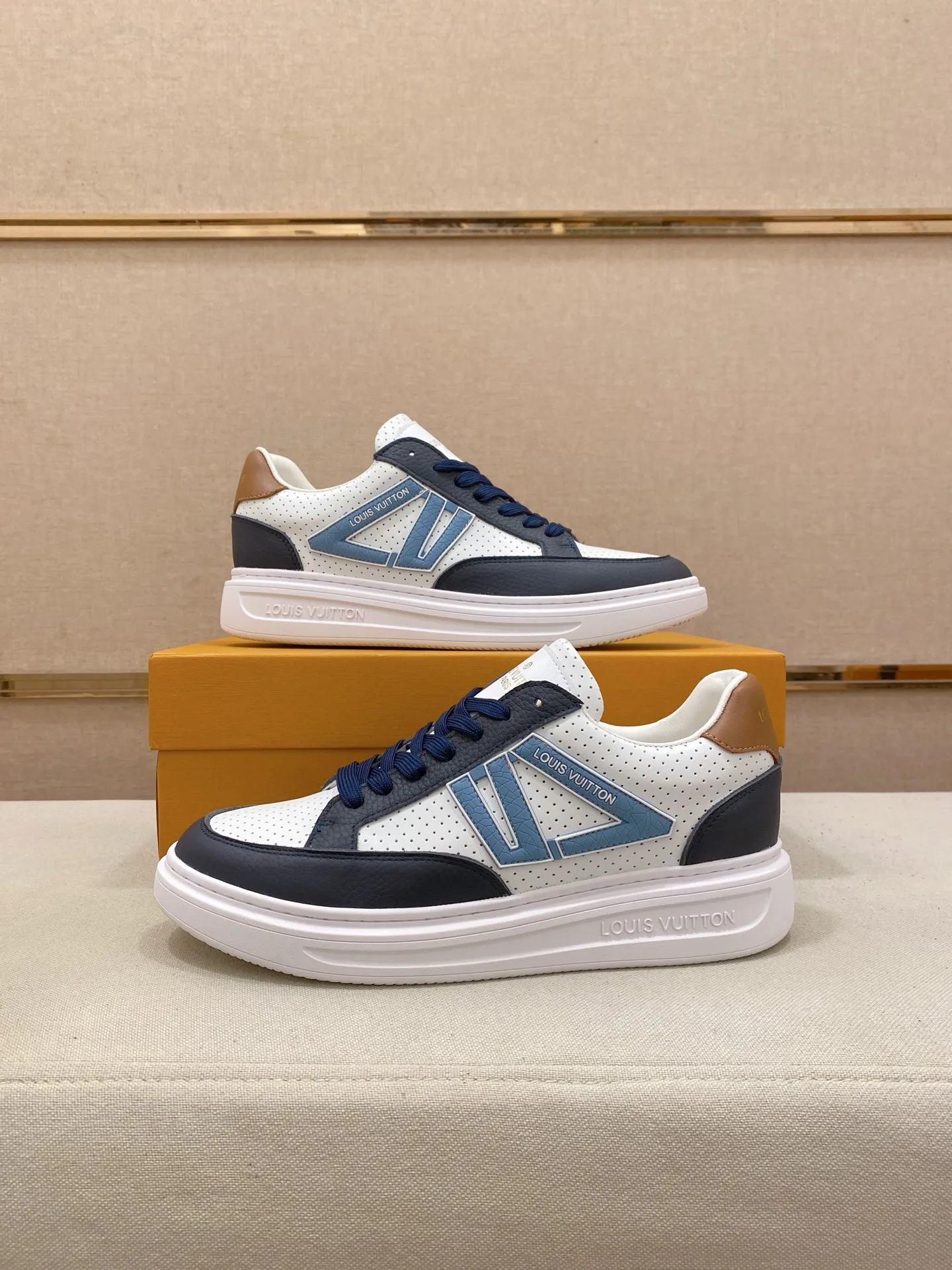 Men's shoes 💰: 420💰🎉🎉LV~Louis Vuitton trendy men's shoes New shipments Latest matching The same style as the official website Super high quality Hot sales of the season [strong] [strong] [strong] Selected first-layer cowhide, comfortable cowhide lining, original last, comfortable on the foot, wear-resistant rubber outsole Size number: 38-44.